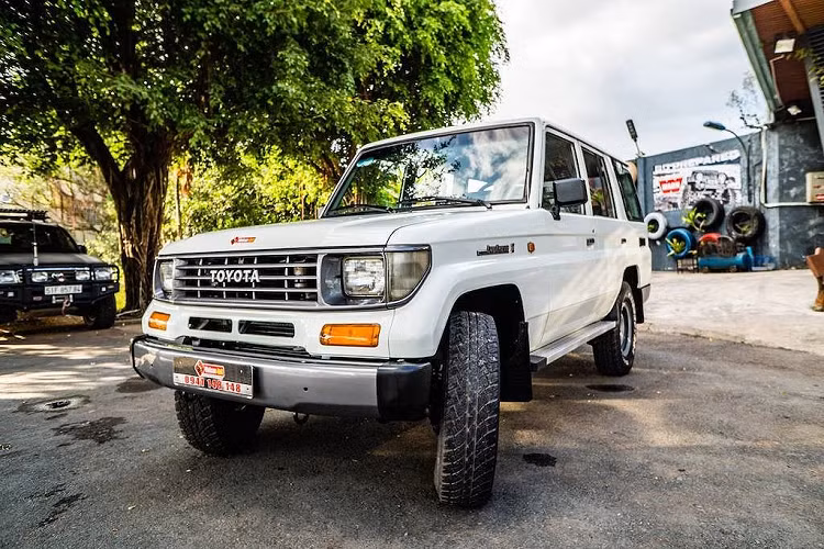Sau khi được dọn lại từ trong ra ngoài, chiếc Land Cruiser J70 bản wagon 5 cửa LJ79 này đã thực sự được "hồi xuân" , trở lại trạng thái gần như "đập thùng" để có thể cùng chủ xe chinh phục các con đường Việt Nam một cách tin cậy và thú vị.
