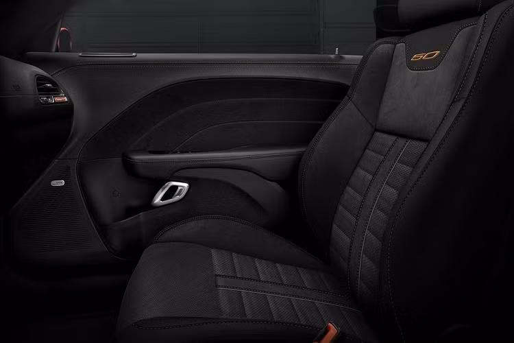 Bộ ghế ngồi được bọc da Nappa đen, pha trộn với chất liệu Alcantara cao cấp (tích hợp chức năng sửa và thông gió), nổi bật với điểm nhấn chỉ khâu Sepia tương phản trên khu vực cabin và những huy hiệu ‘50’ thêu tỉ mỉ. Ngoài ra, những lát cắt sợi carbon cũng đã xuất hiện trên khu vực điều khiển trung tâm.