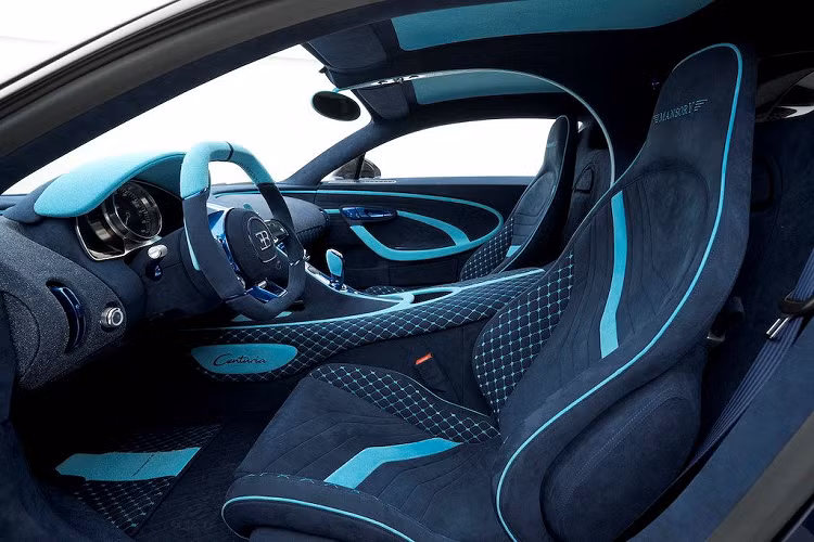 Với Centuria, Mansory về cơ bản đã tái thiết kế lại các chi tiết khí động học của Chiron. Với cản trước dè trước, cản sau, nẹp bên, nắp ca-pô và cánh đuôi mới được tích hợp các cánh gió sắc sảo, chiếc xe đã không chỉ có được độ ổn định và lực nén thân ở tốc độ cao lớn hơn.