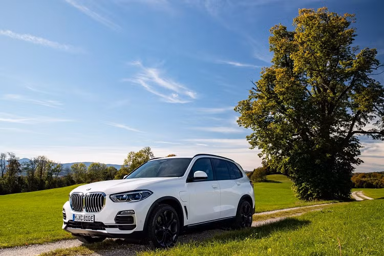BMW X5 là mẫu xe đa dụng của thương hiệu đến từ Đức. Tùy theo thị trường, xe sẽ sử dụng các hệ thống động cơ khác nhau. Đặc biệt, khách hàng cũng có thể lựa chọn phiên bản BMW X5 xDrive45e hybrid.