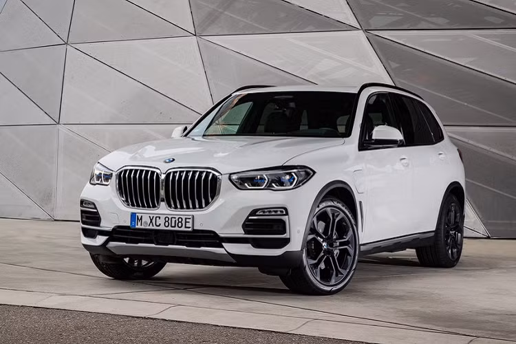 BMW X5 xDrive45e sử dụng hệ thống dẫn động 4 bánh toàn thời gian xDrive và hộp số 8 cấp tự động, giúp xe có khả năng tăng tốc 0-100 km/h chỉ trong 5,6 giây.