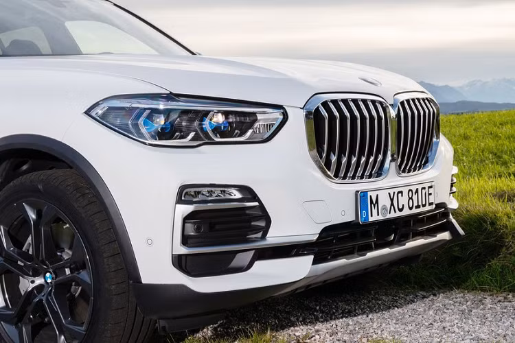 Mẫu xe này có vận tốc tối đa lên đến 235 km/h, đặc biệt hơn, khi sử dụng chế độ sử dụng điện, xe có thể tăng tốc lên mức 135 km/h. Bộ pin năng lượng của xe có năng lượng lên đến 24 kWh, sử dụng công nghệ lithium-ion. Quãng đường tối đa xe có thể di chuyển với năng lượng có sẵn khoảng 67 đến 87 km.