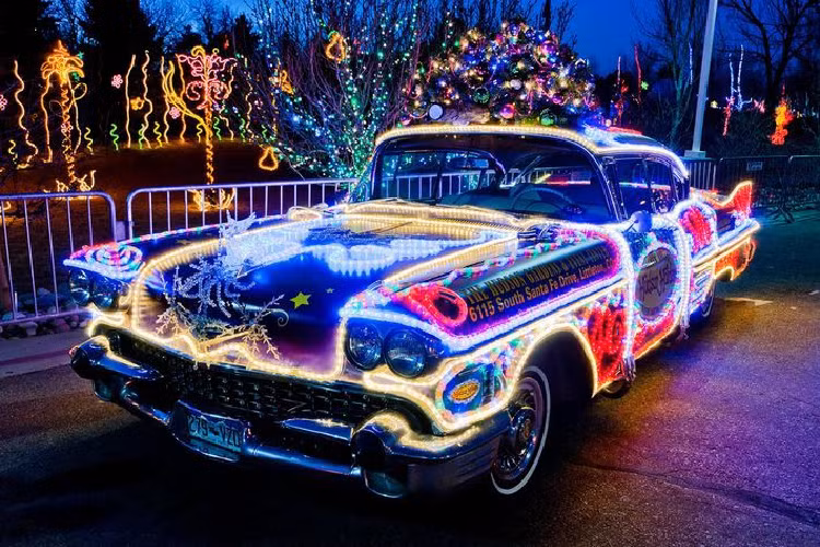 Tất nhiên màu chủ đạo của dịp Noel sẽ là tông trắng - đỏ. Đi cùng với đó là các chi tiết trang hoàng xe ôtô chơi Noel như: sừng tuần lộc, mũ Noel, cây thông, hộp quà,.....Hoặc đơn giản hơn, các bác chỉ cần dán một chiếc decal lên xe hay cầu kỳ hơn là 1 dải đèn LED Noel quanh xe...