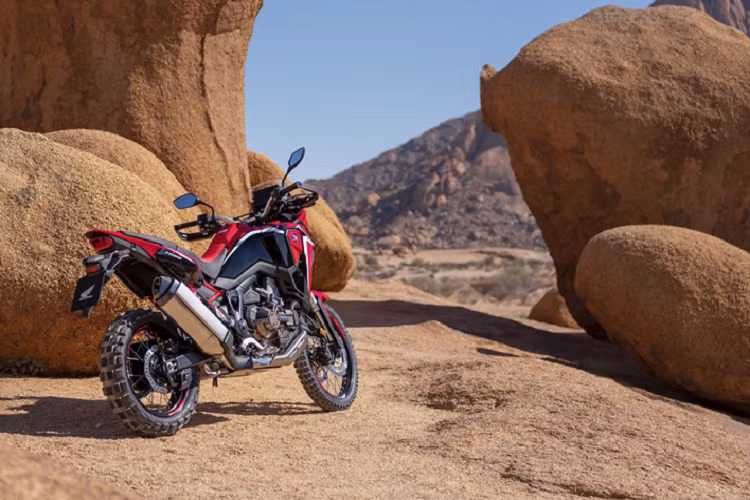 CRF1100L Africa Twin phiên bản 2020 được trang bị tiêu chuẩn với màn hình cảm ứng TFT 6.5” hiển thị đa chức năng. Các thông tin thể hiện trên màn hình một cách dễ nhìn, khoa học và hoàn toàn có thể tùy biến theo ý người lái. Màn hình cảm ứng này cũng tương thích Apple Carplay cho phép người lái có thể sử dụng tính năng dẫn đường, thực hiện cuộc gọi, nhận tin nhắn hay nghe nhạc thông qua ứng dụng trên điện thoại thông minh.