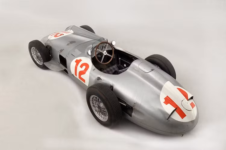 Mercedes-Benz W196 1954 – 31.837.000 USD Mang dòng dõi xe đua là một chi tiết giúp tăng giá trị một chiếc xe, đặc biệt là khi nó còn là xe của tay đua F1 huyền thoại Juan Manuel Fangio. Trước khi tới tay các nhà sưu tập tư nhân, chiếc Mercedes-Benz W196 đã được phục chế và trưng bày ở viện bảo tàng Mercedes-Benz, nhưng giá trị của nó chưa dừng lại ở đó. Nó đã được bán tại một buổi đấu giá diễn ra ở Anh Quốc với số tiền 31.837.000 USD.