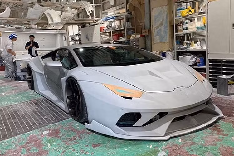 Dù có tên gọi chính thức là LB-Silhouette Works Huracan GT, tuy vậy, nhiều người vẫn thường gọi siêu phẩm này với cái tên quen thuộc Lamborghini Huracan GT Liberty Walk.