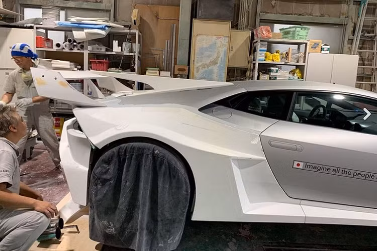 Có một thực tế rằng việc độ siêu xe Lamborghini Huracan với gói Liberty Walk hiện nay đang trở nên rất phổ biến và phát triển ở nhiều quốc gia.