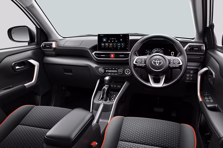 Trái với ngoại thất, thiết kế nội thất của Toyota Raize 2020 lại gần như giống hệt Daihatsu Rocky, chỉ khác ở logo nhà sản xuất trên vô lăng. Theo đó, bên trong Toyota Raize 2020 cũng có màn hình trung tâm cảm ứng 9 inch của hệ thống thông tin giải trí, nằm độc lập trên mặt táp-lô và hỗ trợ Apple CarPlay.