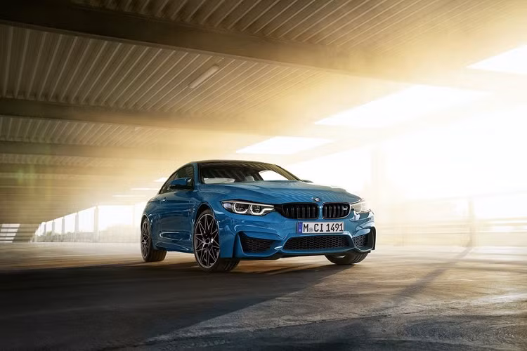 Mọi chiếc M4 Edition M Heritage đều có các lựa chọn màu ngoại thất: Laguna Seca Blue, Velvet Blue Metallic, hoặc Imola Red II, cùng phần mái bằng nhựa gia cố sợi carbon, dải trang trí màu BMW M đặc trưng và nhiều bộ phận sợi carbon khác.