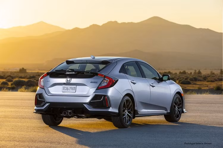 Về kiểu dáng, Honda Civic hatchback 2020 mới được làm mới hốc đèn sương mù (đặt ở cản dưới), đèn pha sơn đen hoàn toàn và lưới tản nhiệt tinh chỉnh.