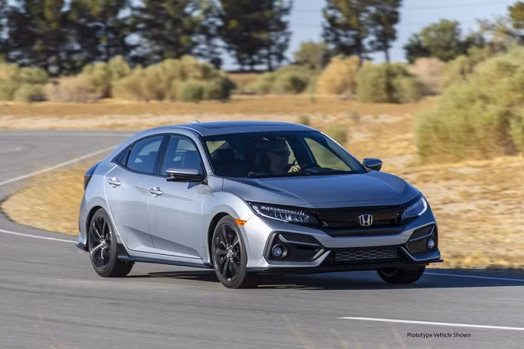 Và đặc biệt các chi tiết trang trí dập nổi tinh tế, khách hàng mua xe Honda Civic Sport Touring sẽ có thêm tùy chọn số tự động CVT.
