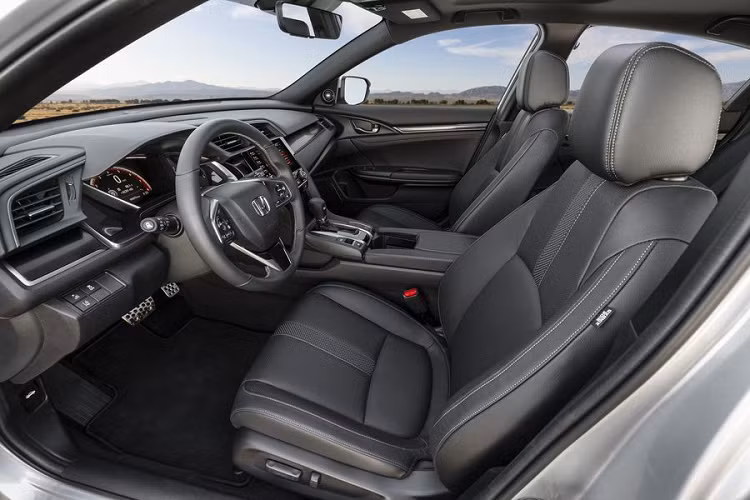 Đối với Sport và Sport Touring, ngoài hệ thống thông tin giải trí qua màn hình 7 inch, xe còn có các tính năng tiêu chuẩn như nút bấm khởi động, mở cửa không cần chìa, khởi động từ xa, bọc ghế mới.