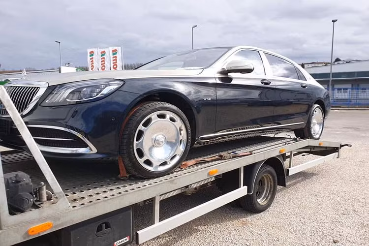 Mercedes-Maybach S650 2019 là phiên bản nâng cấp giữa vòng đời của thế hệ S-Class Maybach 2018. Vì vậy, phiên bản 2019 và bản 2018 không có nhiều điểm khác nhau, ngoại trừ việc S650 2019 nói riêng và Maybach S-Class 2019 nói chung được trang bị bộ lưới tản nhiệt kiểu mới dạng thang dọc được mạ chrome thay vì kiểu ba thanh ngang kép trước.