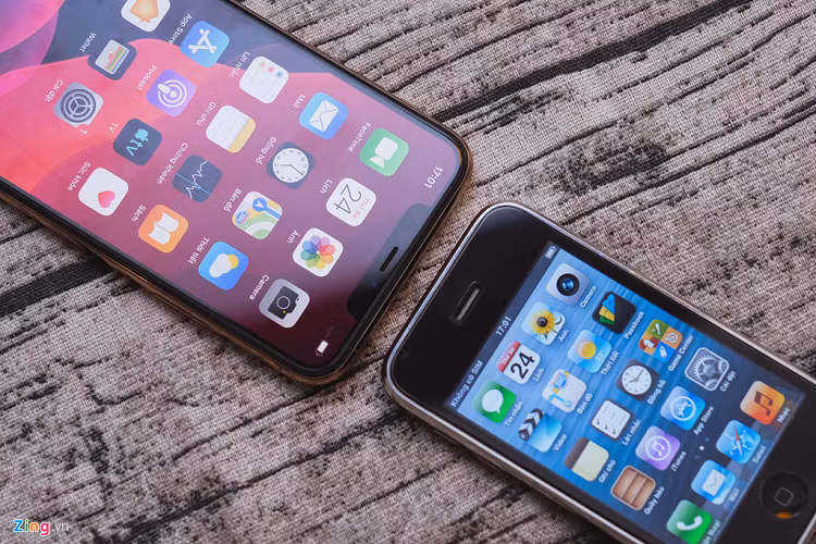 Ngày nay, nhiều người dùng than phiền phần tai thỏ quá to, thô, xấu của iPhone 11. 10 năm trước, viền trên của iPhone 3GS là một mảng đen, không camera hay Face ID và dày đến 2 cm. 