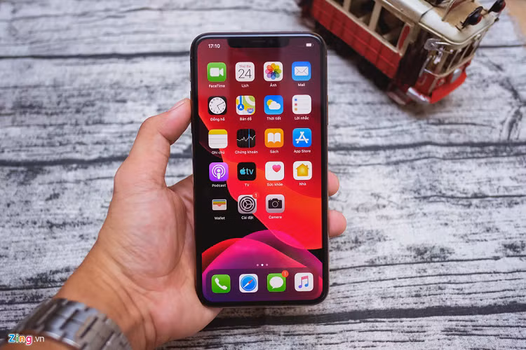Trong khi có, iPhone 11 Pro Max lại khiến tay tôi quá tải. Với một tay, tôi chỉ có thể chạm được 1/2 diện tích màn hình. Thanh điều khiển tăng giảm độ sáng, WiFi, đèn flash... lại nằm ở góc trên bên trái. Nếu muốn tinh chỉnh tôi phải dùng đến tay còn lại. Tóm lại, tôi thích và nhớ cảm giác sử dụng iPhone 3GS hơn. 