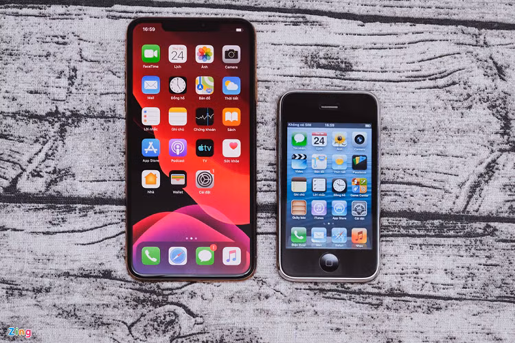 Bù lại, iPhone 11 Pro Max có màn hình lớn, đẹp, hiển thị nhiều nội dung hơn. Tôi cũng không còn vuốt, chạm nhầm các icon, bàn phím bé tí như trên iPhone 3GS nữa. Về công nghệ màn hình, iPhone 11 Pro Max là bước tiến rất xa của Apple trong 10 năm. iPhone 3GS trang bị màn hình TFT, 3,5 inch, 165 ppi, độ phân giải 320 x 480. Trong khi đó, iPhone 11 Pro Max có màn hình OLED 6,5 inch, 456 ppi, độ phân giải 1.242 x 2.688 pixel.