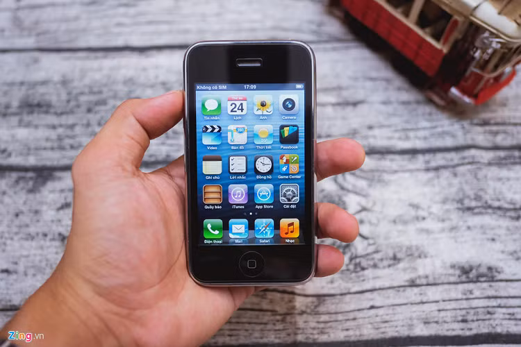 iPhone 3GS cho cảm giác cầm gọn gàng đến ngỡ ngàng. Có thể do tôi đã sử dụng những chiếc điện thoại màn hình trên 5 inch quá lâu. Khi cầm lại 3GS, thiết kế mặt lưng vát cong và kích thước nhỏ gọn của nó giúp tôi có thể sử dụng thoải mái chỉ với một tay. Đây là điều rất hiếm thấy trên các smartphone ngày nay. 