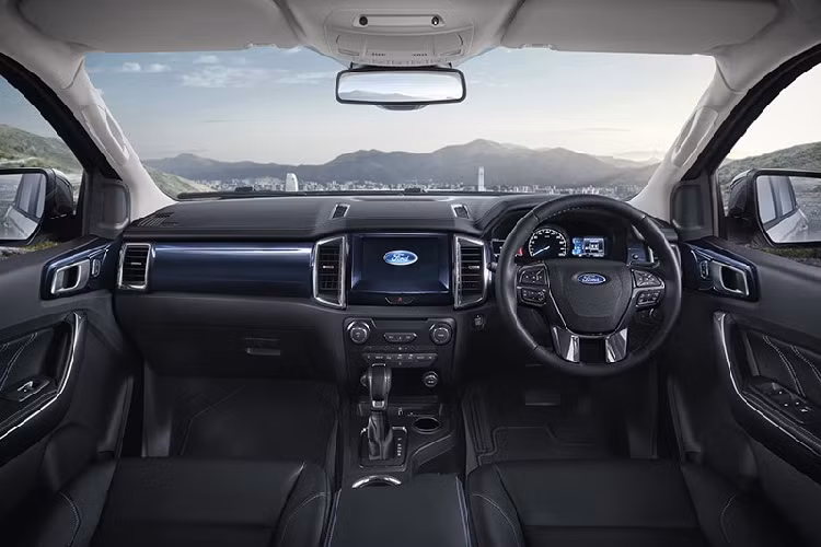 Bên trong nội thất, khoang lái của Ford Everest Sport nổi bật với ghế và táp-lô bọc da hoàn toàn cùng các đường chỉ thêu màu xanh. Tiện ích giải trí của Ford Everest Sport có thể kể đến hệ thống thông tin giải trí SYNC 3 với màn hình cảm ứng 8 inch.