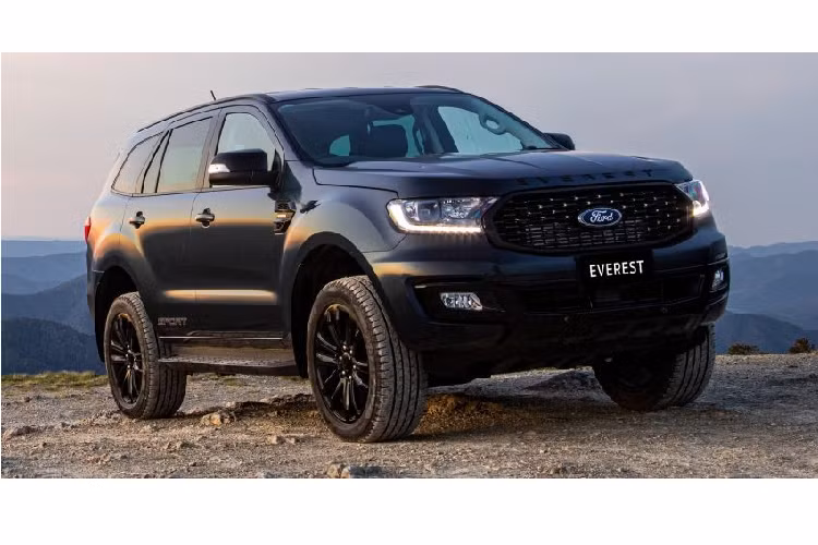 Theo Ford, bản Everest Sport vừa ra mắt được phát triển dựa trên bản Titanium với một số bổ sung về trang bị. Cụ thể, xe SUV Ford Everest Sport có lưới tản nhiệt hoàn toàn mới với nẹp viền và nan lưới màu đen cứng cáp, hệ thống chiếu sáng có đèn pha bi-LED dạng bi cầu tương tự như Range Wildtrak hay Raptor.