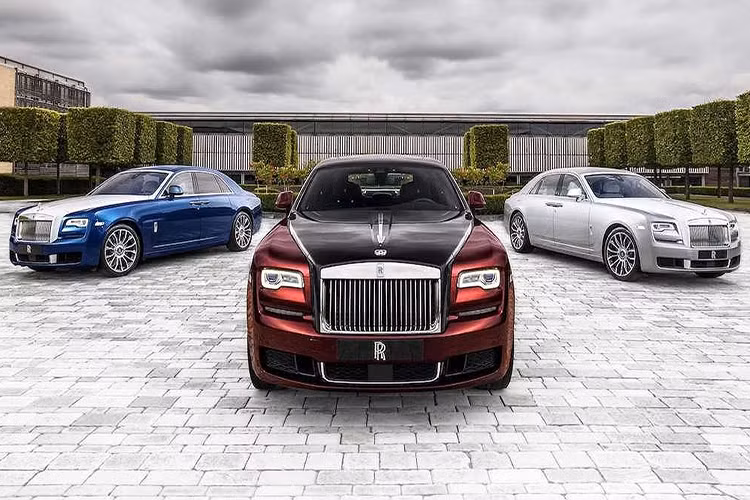 Được hãng xe sang Rolls-Royce hé lộ trước bởi bản concept 200EX tại triển lãm Geneva cách đây 10 năm, Ghost đã trở thành một trong những dòng xe bán chạy nhất của hãng xe siêu sang Anh Quốc.