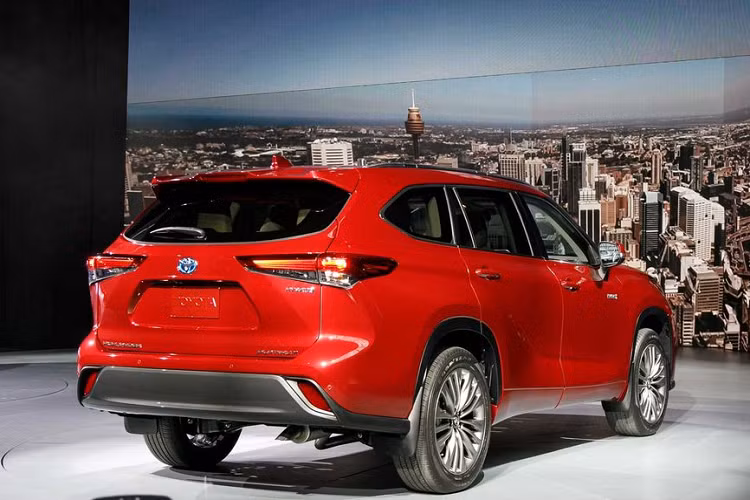 Về các phiên bản, Toyota Highlander 2020 Hybrid sẽ xuất hiện với các biến thể LE, XLE, Limited và Platinum. Giá bán cho phiên bản tiêu chuẩn được Toyota đưa ra là 38.200 USD (885 triệu đồng), đắt hơn 680 USD (khoảng 16 triệu đồng) so với thế hệ trước sử dụng hệ dẫn động AWD. Highlander Hybrid XLE trong khi đó có giá 41.000 USD (950 triệu đồng). Hai bản Limited và Platinum có giá lần lượt là 45.050 USD (1 tỷ 45 triệu đồng) và 48.250 USD (1 tỷ 120 triệu đồng).