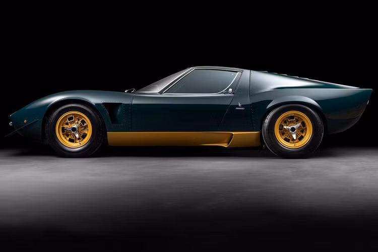 Ra đời vào năm 1969, chiếc Lamborghini Miura sở hữu màu sơn nguyên bản là màu xanh dương (Blu Notte) cùng nội thất được bọc da màu đen Pelle Nera.