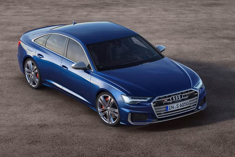 Về diện mạo, xe sedan Audi S6 2020 mới có chút khác biệt so với A6 theo hướng thể thao hơn ở một số chi tiết như lưới tản nhiệt nan kép, ống xả tứ, vỏ gương bằng nhôm và huy hiệu S. Mâm xe hợp kim 20 inch vẫn mang thiết kế tương tự A6 nhưng có thêm tùy chọn kích thước 21 inch. Về cơ bản, S6 có thiết kế khá hiền lành.