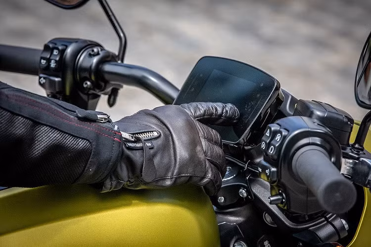 Hãng xe môtô Mỹ sẽ bán Livewire với tổng cộng 3 màu sắc là đen, vàng, cam. Giá xe Harley-Davidson Livewire khởi điểm từ 29.799 USD (tương đương 691 triệu đồng). Chiếc xe sẽ được bán ra tại Mỹ và các nước phương Tây từ năm nay.