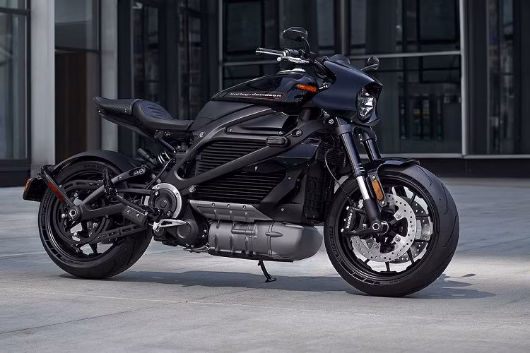 Bắt đầu từ hệ động lực, Harley-Davidson Livewire mới được trang bị mô-tơ điện AC 3 pha đặt dọc theo khung xe, đem tới công suất lên tới 105 mã lực và mô-men xoắn cực đại 116,6Nm. Là một chiếc xe điện, toàn bộ lượng mô-men xoắn cực lớn này sẽ có thể đạt được ngay khi người lái vặn ga, khiến Livewire có thể tăng tốc từ 0-96km/h chỉ trong 3 giây và 96-128km/h trong 1,9 giây.