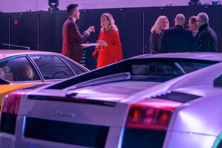 H.R. Owen điều hành các đại lý của Lamborghini tại Pangbourne, Manchester và Hatfield và London.
