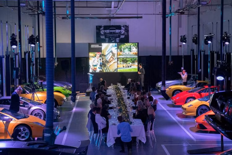 Đây là một sự kiện được kết hợp tổ chức bởi đại lý siêu xe Lamborghini London cùng bộ phận phục chế và bảo tồn xe cổ Lamborghini Polo Storico. Chính bộ phận này đã đem tới 17 chiếc Lamborghini biểu trưng cho mỗi thời kì khác nhau.