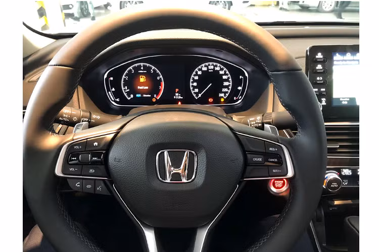 Điểm cộng của Accord hoàn toàn mới là hàng ghế thứ hai rộng rãi, thoải mái nhất trong lịch sử phát triển của mẫu xe này, với khoảng cách tăng đáng kể 48 mm so với phiên bản trước. Mục tiêu thiết kế là mang đến sự thoải mái tối đa và hỗ trợ hơn cho người dùng.