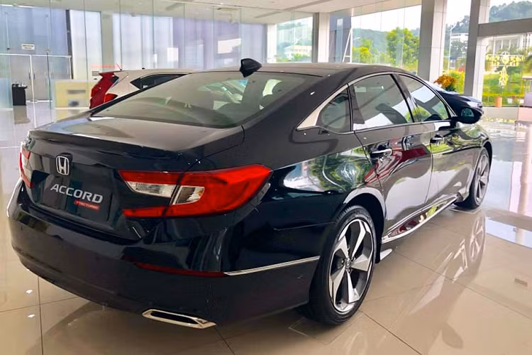 Honda Accord sử dụng động cơ 4 xy-lanh thẳng hàng (I4) dung tích 1.5L tăng áp cho công suất 187 mã lực tại 5.500v/p và mô-men xoắn cực đại 243Nm tại dải vòng tua máy từ 1.500 đến 5.500 vòng/ phút, đây thực chất là động cơ chia sẻ với CR-V hay Civic. Động cơ 1.5L turbo này mạnh hơn so với động cơ 2.4L hút khí tự nhiên ở Accord thế hệ cũ (172hp + 226Nm).