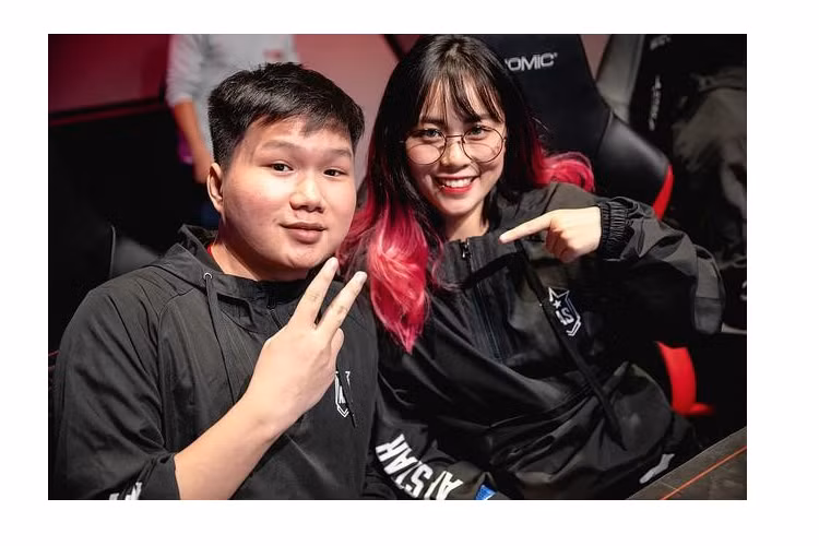 Misthy rạng rỡ cùng Artifact trong một trận showmatch tại Siêu sao Đại chiến thế giới năm 2018. Giải đấu này quy tụ nhiều tên tuổi lớn của nền LMHT, trong đó có "Quỷ vương" Faker.