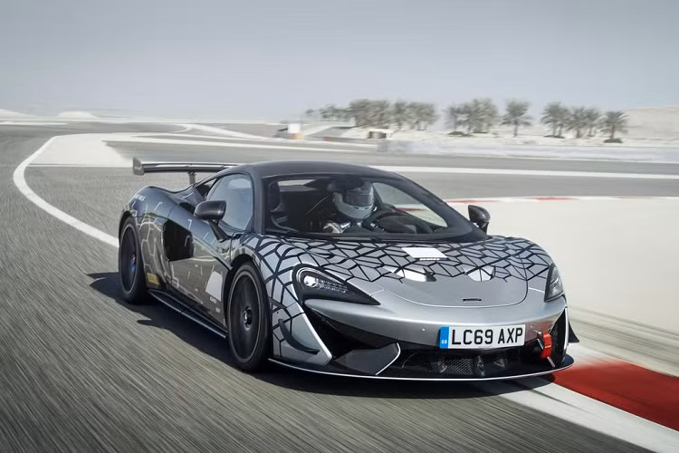 Là phiên bản hợp pháp được chạy trên đường của mẫu xe đua 570S GT4, chiếc siêu xe McLaren 620R sẽ được giới hạn sản xuất chỉ 350 chiếc.