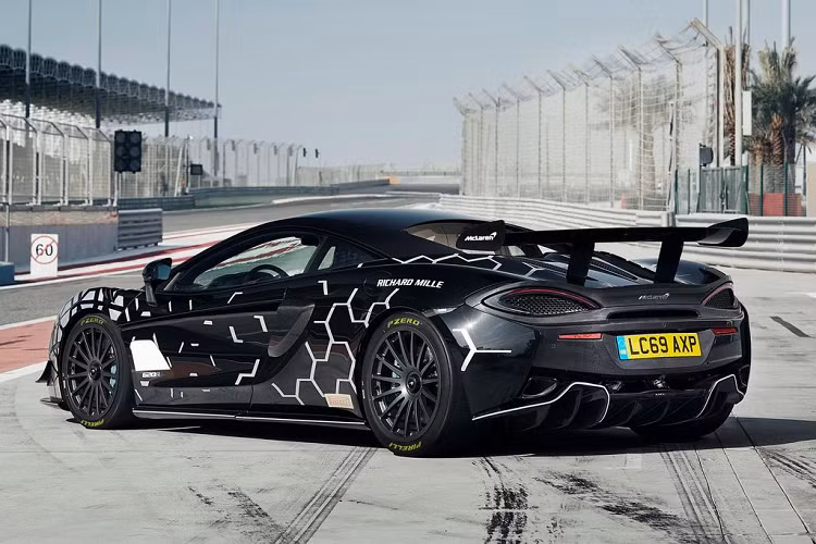 Không chỉ sở hữu sức mạnh của một mẫu xe đua, McLaren 620R 2020 mới còn thừa hưởng từ đàn anh GT4 các chi thiết thiết kế bao gồm hệ thống khung gầm liền khối Monocell II làm từ sợi carbon, tạo nên một trọng lượng khô chỉ 1282 kg.