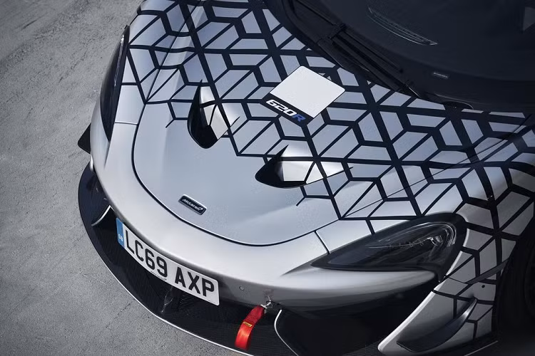 Bộ cánh này xuất hiện với 3 tùy chọn góc, có thể đặt tại các đại lý McLaren. Lựa chọn hiệu năng cao nhất cung cấp một lực nén lên tới 185 kg ở tốc độ 250 km/h. Các chi tiết khi động học khác thừa hưởng từ 570S GT4 còn bao gồm bộ cản trước, các tấm chia gió, nắp capo hay các thanh nén.