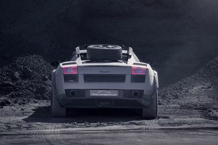 Ngoại trừ Lamborghini Urus, đây là "siêu bò" thứ 2 có thể đi trên địa hình phức tạp.