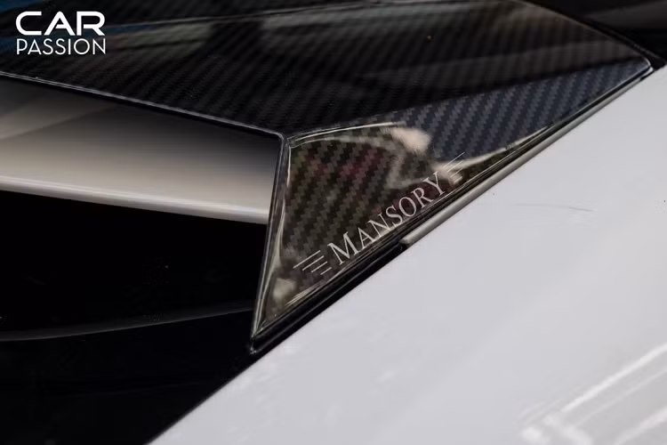 Chiếc Lamborghini Urus của Minh Nhựa trong bài viết này đã được trang bị màu sơn trắng Bianco Monocerus cùng mâm 5 chấu màu bạc.