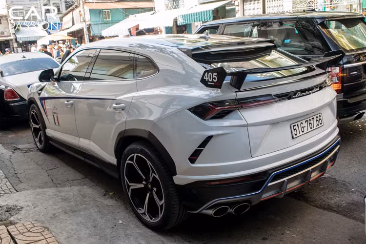 Chiếc xe sở hữu thiết kế góc cạnh khá hầm hố, chắc chắn. Lamborghini Urus được trang bị động cơ xăng V8 4.0Lit cùng hộp số tự động 8 cấp.