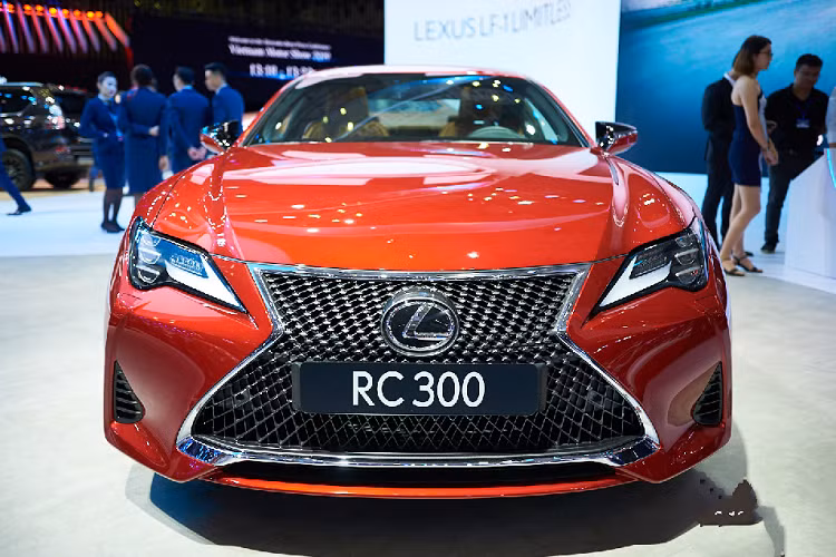 Thương hiệu xe sang Lexus cũng tăng thêm độ sang trọng và trang nhã cho ngoại thất của xe nhờ vào thay đổi thiết kế ở góc cản trước, tạo nên một đường tiếp nối mượt mà từ đèn pha hay thanh nan dọc uyển chuyển từ lưới tản nhiệt hình con suốt với đường nét vuốt xuống sắc sảo.