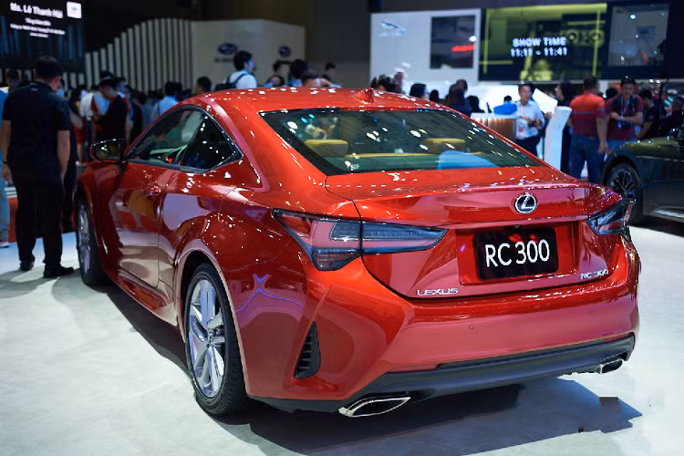Ở bên trong khoang nội thất, Lexus RC 300 2019 vẫn kế thừa không gian và nội thất tiện nghi của phiên bản trước, đồng thời bảng đồng hồ cụm trung tâm và đồng hồ analog điều chỉnh GPS được lấy cảm hứng từ chiếc LC. Đồng hồ kim số mới tương tự với chiếc LC nằm ở vị trí đầu bảng điều khiển là nét đặc trưng trên mẫu xe coupe của Lexus.