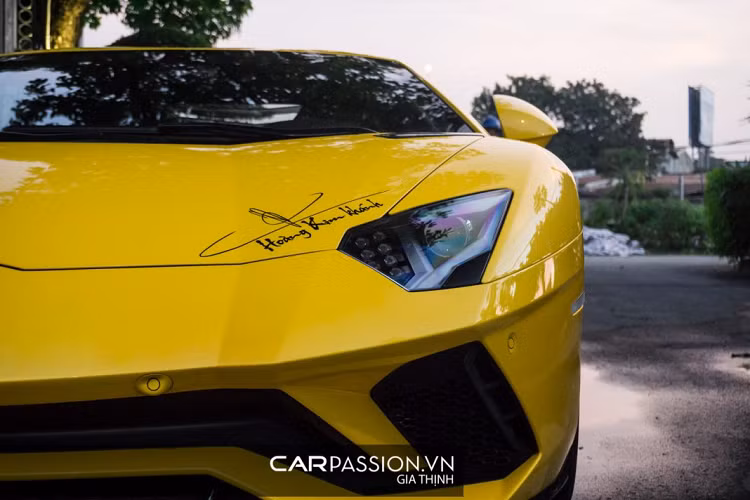 Hệ thống phanh đĩa carbon ceramic kết hợp với cùm phanh sơn vàng tương tự ngoại thất của xe, ưu điểm của hệ thống phanh đĩa carbon ceramic chính là khả năng chịu nhiệt tốt, giúp cho má phanh bền hơn.