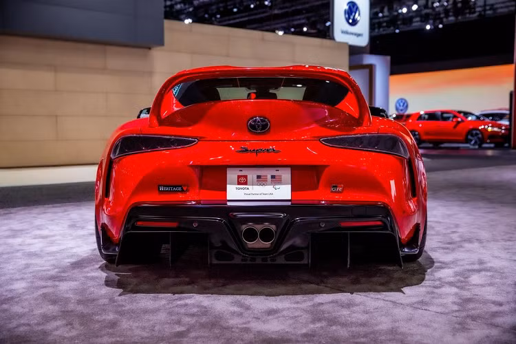 Và tất nhiên, một mẫu xe thể thao không thể không được trang bị cụm phanh Brembo “hàng hiệu”, các lò xo với khả năng điều chỉnh và bộ mâm 19-inch từ HRE bọc trong bộ lốp kích thước trước sau lần lượt 295/30 và 305/30.