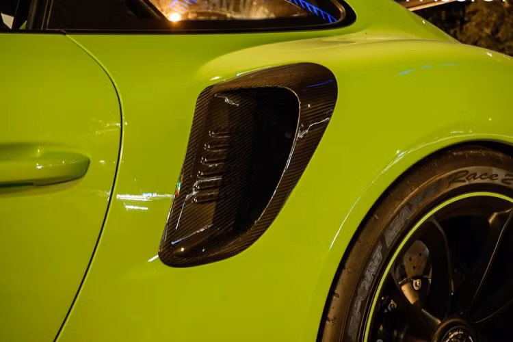 Porsche 911 GT3 RS được trang bị động cơ 6 xi-lanh, dung tích 4.0 lít hút khí tự nhiên, sản sinh công suất cực đại 520 mã lực ( hơn 20 mã lực so với phiên bản tiền nhiệm ). Toàn bộ sức mạnh từ khối động cơ được truyền đến bánh xe sau thông qua hộp số PDK 7 cấp giúp GT3 RS có khả năng tăng tốc từ 0-100 Km/h trong vòng 3,2 giây và có tốc độ tối đa là 312 Km/h.