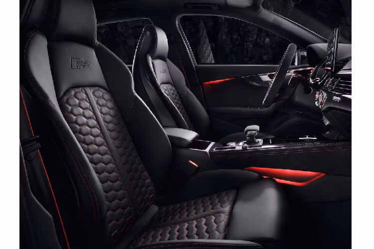 Bảng đồng hồ kỹ thuật số Virtual Cockpit của chiếc xe sẽ có thêm chế độ hiển thị RS đặc biệt với các thông số như lực G, áp suất lốp và mô-men xoắn. Các chi tiết ốp trang trí trong nội thất có thể được làm từ nhựa sơn đen bóng hoặc sợi carbon kết hợp với nhôm, Với chương trình Audi exclusive, khách hàng cũng có thể đặt nội thất và ngoại thất theo yêu cầu.