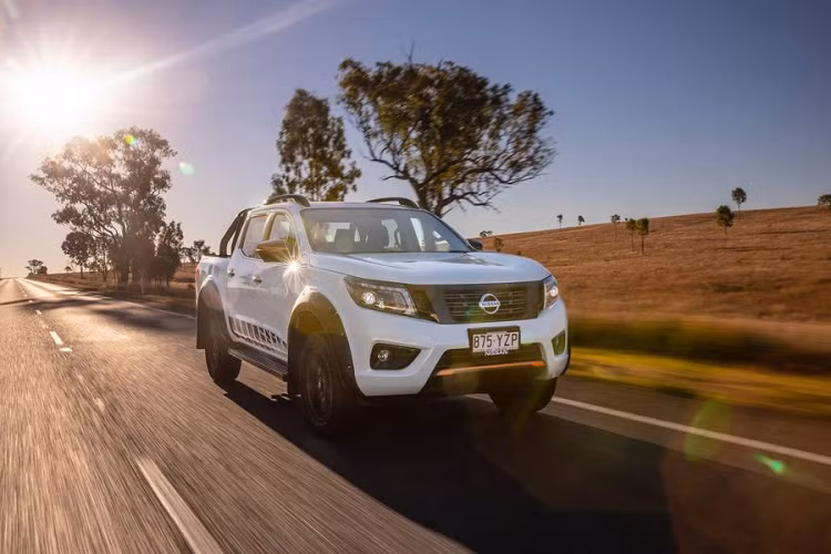 Nissan Navara N-Trek mới khác biệt nhờ ngoại thất hầm hố hơn với một loạt chi tiết màu đen ở bên ngoài như la-zăng hợp kim 18 inch, phần ốp bên dưới của mặt trước (có thêm điểm nhấn màu cam), lưới tản nhiệt trung tâm và viền bao quanh đèn sương mù, đèn pha LED, cản sau, vòm bánh xe, thanh giằng chống lật phía sau, đường ray mái, bậc cửa cũng đi kèm điểm nhấn màu cam, vỏ gương chiếu hậu và các tay nắm cửa.