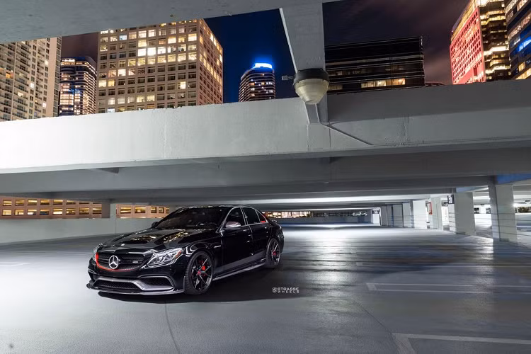 Cả 2 mẫu Mercedes-AMG C63 và C63 S thế hệ W205 đều sử dụng khối động cơ V8 4.0 lít Twin-turbo, sản sinh công suất cực đại 469 mã lực và mô-men xoắn 650 Nm trên C63 và 503 mã lực, 700 Nm trên biến thể S.