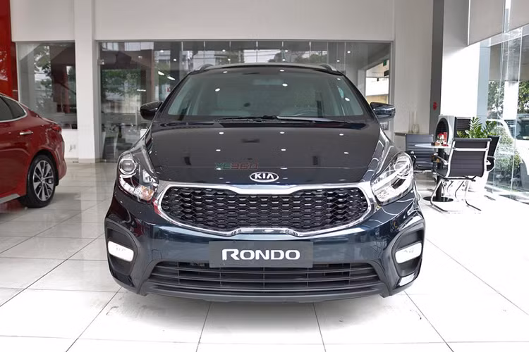 Cầm trong tay khoảng 700 triệu đồng, khách hàng tại cả Hà Nội cũng như TP HCM đều có thể hoàn tất chi phí để ra biển số Kia Rondo phiên bản số sàn. Giá xe Kia Rondo hiện bán ra từ 585 triệu đồng.