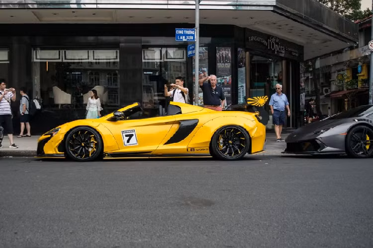 Tuy nhiên, để có thể lắp đặt những gói độ Liberty Walk, những người thợ độ cần phải cắt bỏ một phần thân xe để đảm bảo hoạt động cho hệ thống phuộc khí nén. Đây cũng chính là một trong những lý do khiến không ít những vị chủ nhân còn e ngại khi lựa chọn gói độ này.